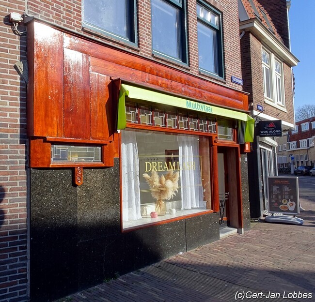 Huurders komen en gaan, de winkelpui is nog intact.
<br/>
Gert-Jan Lobbes, 2025