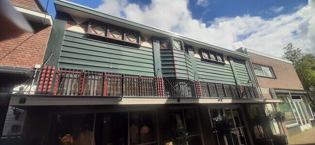 Het markante winkelpand.
<br/>
Joop de Haan, 2024