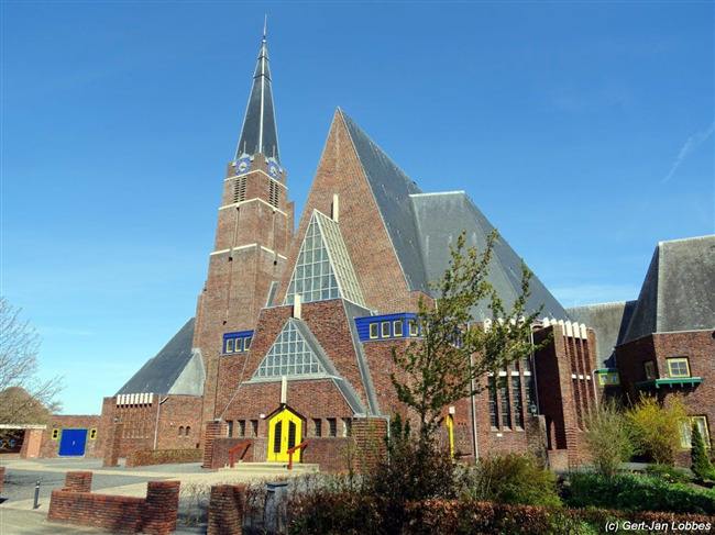 De kerk na restauratie van de toren.
              <br/>
              Gert-Jan Lobbes, april 2022