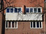 Ter vergelijking: het houten deel van de gevel in witte lak.
<br/>
Gert-Jan Lobbes, februari 2023
