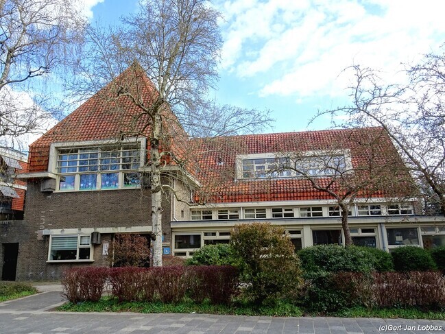 De gevel aan de Haydnlaan met links het hoofdgebouw en ingang.
              <br/>
              Gert-Jan Lobbes, 2024