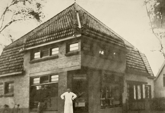 Het oorspronkelijke aanzicht van de slagerij met woning.
              <br/>
              Oud-Castricum, 1930
