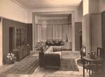 Foto 10. Toonzaal ‘Ex- en Interieur’, van Baerlestraat, Amsterdam. Zitkamerontwerp met indirecte verlichting, meubels en verlichting.
<br/>
Ontwerp Frits Lensvelt, aankleding en accessoires Nell Bronger, 1927, fotograaf onbekend, Lensvelt coll. Drents Museum, inventarisnr. 13.5