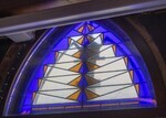 Strak, 'art deco' glas in lood.
<br/>
Marcel Westhoff, 2026