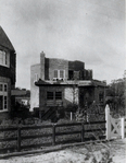 Het tuinhekje is ongetwijfeld ook door de architect ontworpen.
<br/>
Noord-Hollands Archief, inventarisnummer NL-HlmNHA_1098_KNA001000185, 1922