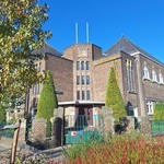 Voorzijde met entree.
<br/>
Rinetzko, 2024