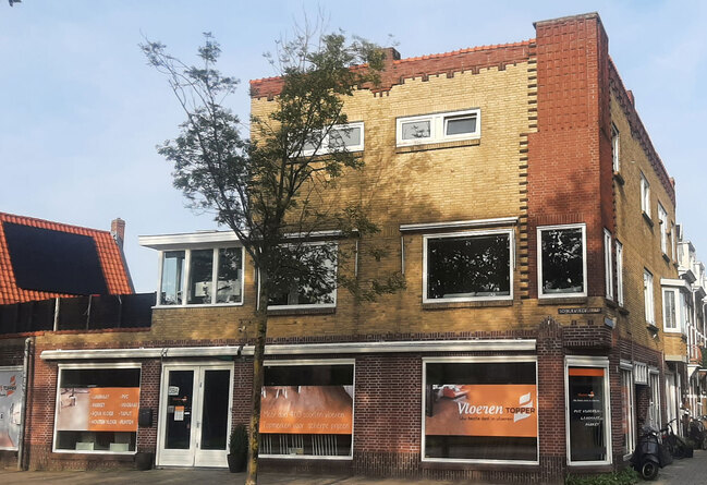 Het pand op de hoek Schalkwijkerstraat en Slachthuisstraat.
              <br/>
              Joop de Haan, 2023