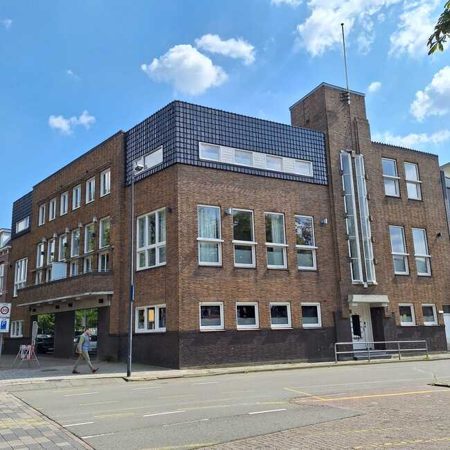 Het gebouw vandaag de dag.
<br/>
Rinetzko, 2024