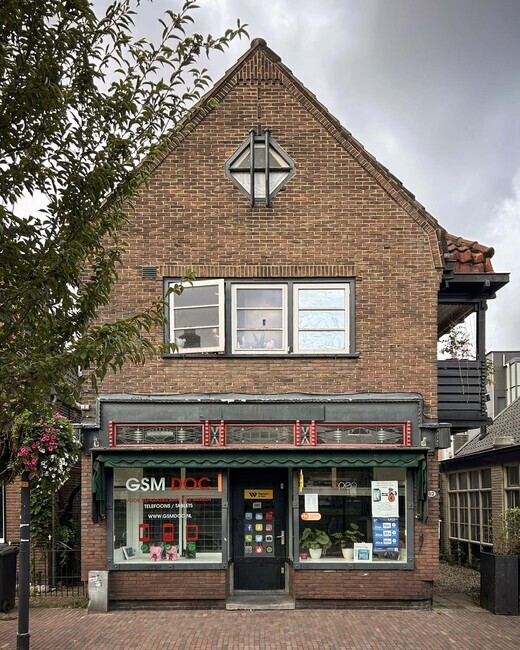 De voorgevel.
<br/>
Roel Siebrand, 2026