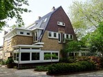 De villa in de zomer.
<br/>
Gert-Jan Lobbes, 2024