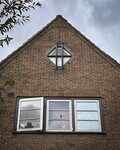 Top van de voorgevel met laddervensters en ruitvormig raampje.
<br/>
Roel Siebrand, 2026
