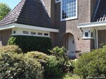 De ingang met links de bijkeuken-garage.
<br/>
Gert-Jan Lobbes, 2026