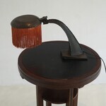 Een bijzonder exemplaar, met een ronde kap.
<br/>
Studio Eklektik, 2024