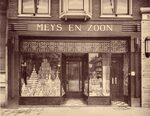 De winkelpui van Meys en Zoon.
<br/>
Archief Peter van Dam, zonder jaar