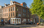 Het pand uit 1884 met de begane grond uit 1915.
<br/>
Marcel Westhoff, juli 2022