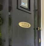 Voordeur met 'groeven' in het houtwerk.
<br/>
Marcel Westhoff, 2025