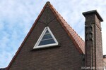 Zolderraampje en schoorsteen.
<br/>
Gert-Jan Lobbes, 2026