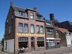 Beide panden zijn duidelijk uit twee verschillende periodes.
<br/>
Gert-Jan Lobbes, 2026
