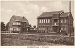 Een historische foto. Links woonde de gemeentesecretaris.
<br/>
Beeldbank Groningen, ca 1935