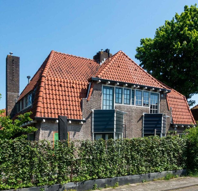 Typisch dubbel woonhuis aan de Tesselschadelaan.
              <br/>
              Marcel Westhoff, 2023