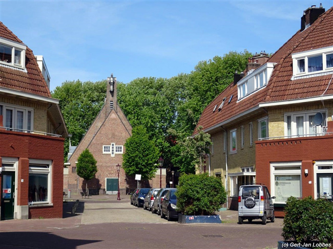 Kruising Koekoeksstraat-Kanariestraat, richting Zwanenplein.
              <br/>
              Gert-Jan Lobbes, 2020