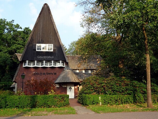 De voorgevel in de ochtendzon.
              <br/>
              Gert-Jan Lobbes, 2018