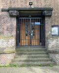 De (afgesloten) entree, met vogelbeelden.
<br/>
mr_mark_architecture, 2024