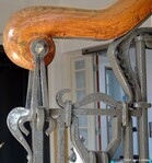 Sierlijke combinatie van hout en smeedwerk.
<br/>
Gert-Jan Lobbes, 2024