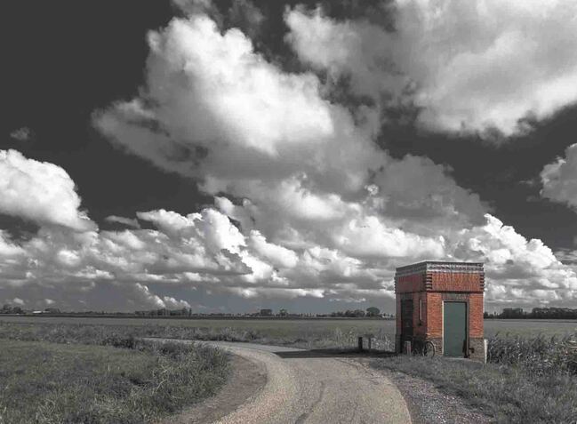 Het monumentje op het Groningse platteland.
              <br/>
              Marcel Westhoff, 2020