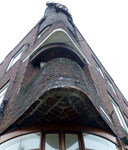 Plastische gevel met stoere klinkers aan het plafond van de entree.
<br/>
Alice Roegholt, 2015