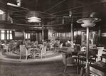 Foto 16. 1e klas salon met lichtkroon, mailschip ‘Indrapoera, verlichtingsontwerp Frits Lensvelt, 1934.
<br/>
Fotograaf ing. Jan van Dijk, Lensvelt coll. Drents Museum, inventarisnr. 12.7