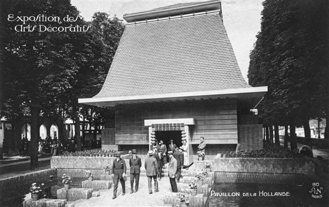 Exterieur van het Nederlandse paviljoen op de Wereldtentoonstelling van 1925 in Parijs.
              <br/>
              prentbriefkaart, collectie Rijksmuseum, 1925