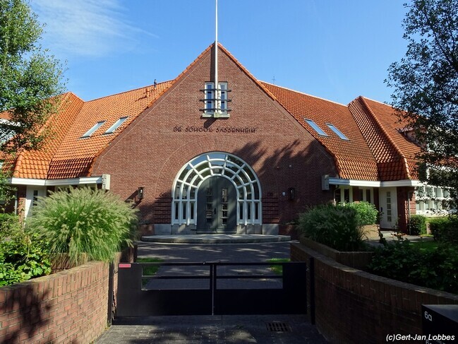 De ingang ligt op de hoek van de twee straten.
              <br/>
              Gert-Jan Lobbes, 2024