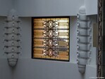 De eerste verdieping van de lichthof met glas-in-lood en raadselachtig object.
<br/>
Gert-Jan Lobbes, 2024