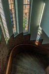 Trappenhuis met het glas in lood aan de achterzijde.
<br/>
Marcel Westhoff, 2023