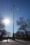 De 22 meter hoge vlaggenmast.
<br/>
Tdorante10 / Wikimedia, 2018