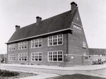 De Purmerschool, gezien vanaf voormalig Purmerplantsoen (thans Purmerweg).
              <br/>
              Stadsarchief Amsterdam, zonder jaar
