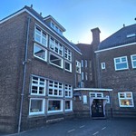 Ingang aan het schoolplein aan de achterzijde.
<br/>
Rinetzko, 2024