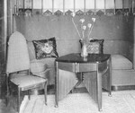 Rechte stoel en salontafel.
<br/>
Detail foto 1, omstreeks 1920
