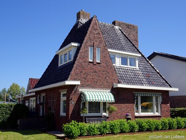 Voorgevel en linker zijgevel. De later aangebrachte ingang bevindt zich links.
<br/>
Gert-Jan Lobbes, 2025