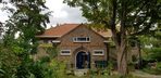 De voormalige Gemeentelijk Gymnastiek Lokaal; tegenwoordig woningen. 
              <br/>
              Vince Ronde, 2021