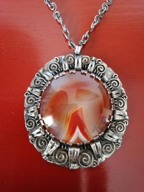 De zilveren hanger met streepagaat van Cathrien Bogtman.
<br/>
Ben Hofhuis, 2021