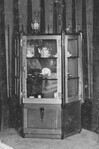 Vitrinekast.
<br/>
Detail foto 2, omstreeks 1920