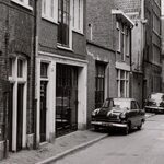 Uitsnede van een foto uit 1956: de deur zit er al.
<br/>
Stadsarchief Amsterdam, februari 1956