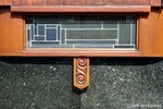Liggend raampje met glas-in-lood en houten versiering.
<br/>
Gert-Jan Lobbes, 2022