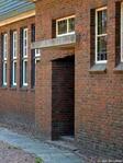 Portiek linker zijgevel met toegang tot de kerkenraadskamer.
<br/>
Gert-Jan Lobbes, 2022