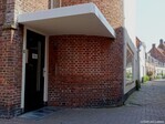 De ingang van de rechter winkel ligt onder de toren.
<br/>
Gert-Jan Lobbes, 2023