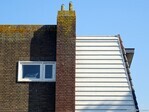 De rechter woning heeft een gevel deels gemetseld, deels gepotdekseld.
<br/>
Gert-Jan Lobbes, 2023