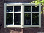 Het kozijn van de verdieping is licht uitgebouwd.
<br/>
Gert-Jan Lobbes, 2023