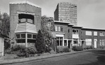 In 1925 bouwde Bas zijn eigen huis aan de Noordsebosch in Zaandam, hier vlak voor de afbraak.
              <br/>
              Gé Dubbelman, www.gedubbelman.nl, 2002